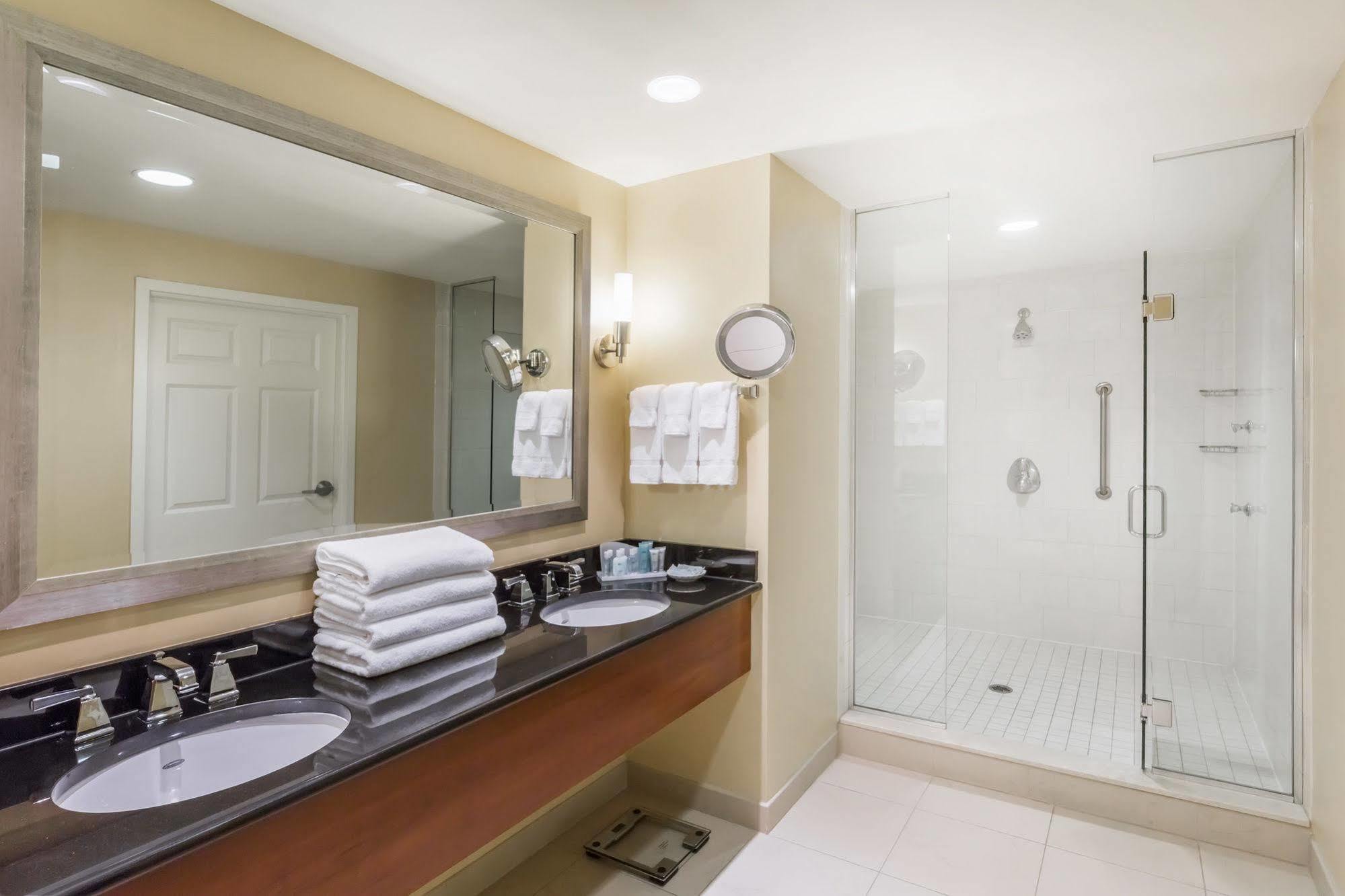 Wyndham & Conference Center Hotel 3*